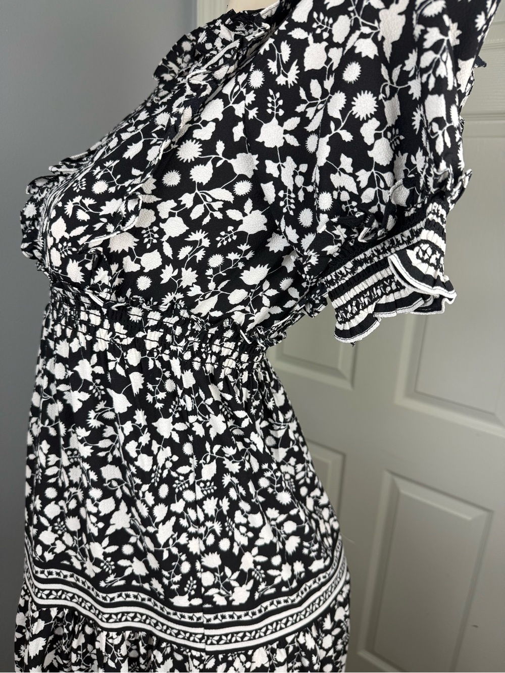 Max Studio Black and White Floral Maxi Dress - Picture 4 of 6